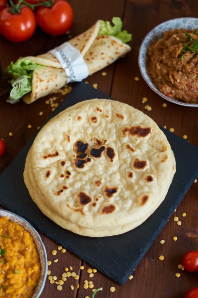 indisches Naan aus der Pfanne | Indian Naan Bread from Stove Top | Tawa Naan | Rezept auf carointhekitchen.com | #Naan #Brot #Bread #indian #indisch #Rezept #Recipe