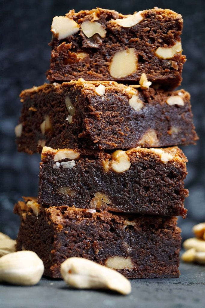 Brownies mit karamellisierten Nüssen - Caramel Nuts - Rezept auf carointhekitchen.com