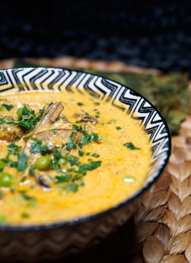 Champignon Erbsen Curry - Mushroom Matar - Rezept auf carointhekitchen.com