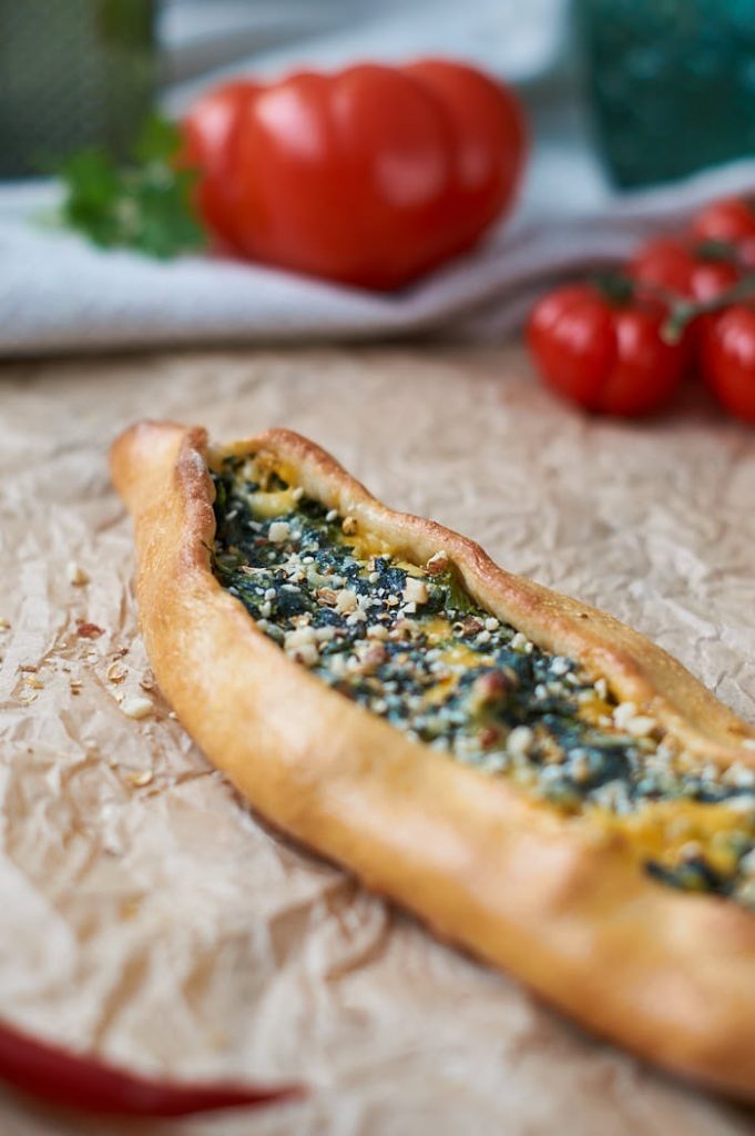 Grundrezept für türkisches Pide + Spinat Käse Füllung | Turkish Pide with Cheese Spinach Filling | Rezept auf carointhekitchen.com | #türkische #Küche #turkish #food #pide #pizza