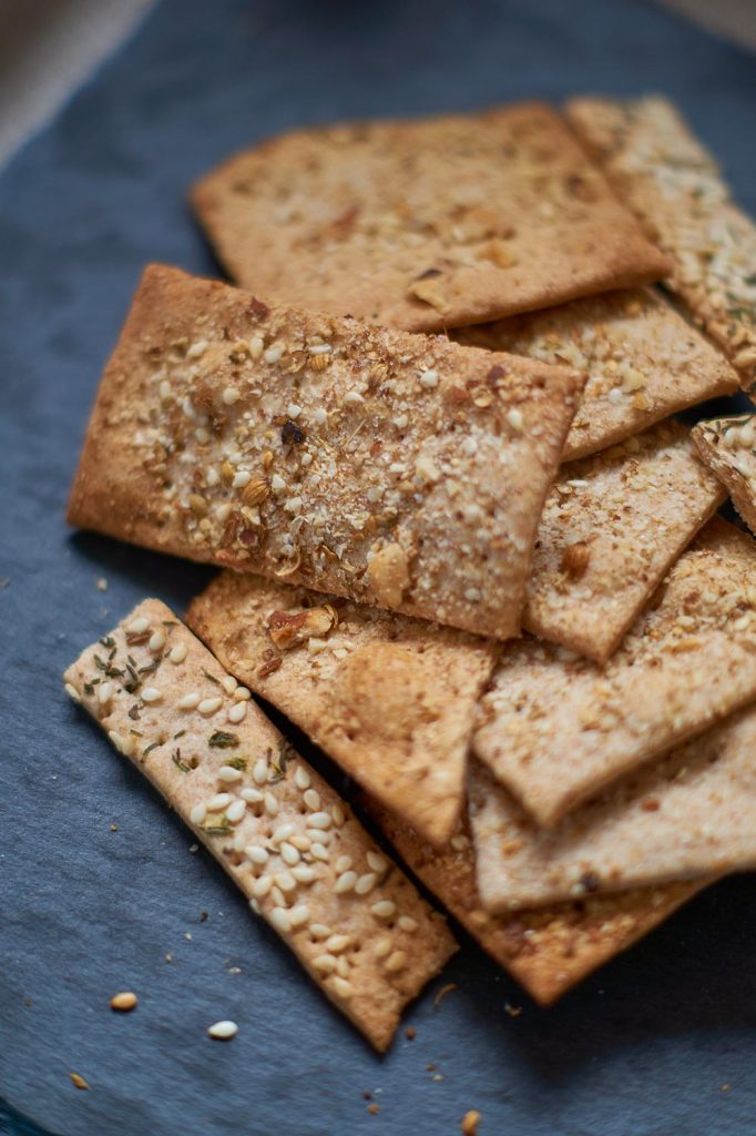 Dukkah und Sesam Thymian Cracker mit Hummus | Dukkah and Sesame Thyme Cracker with Hummus | Rezept auf carointhekitchen.com