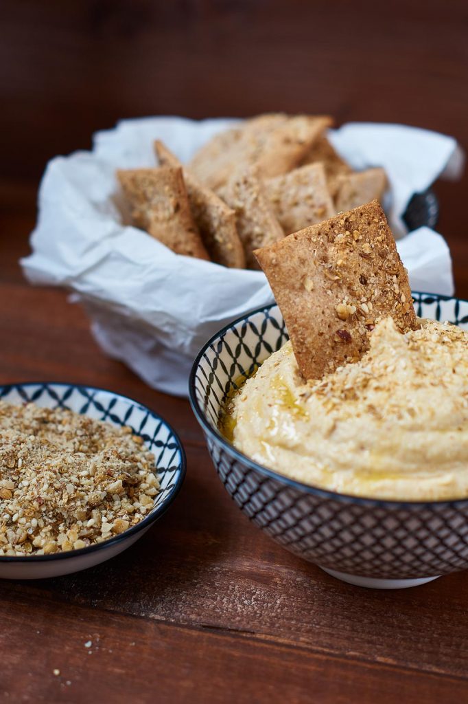 Dukkah und Sesam Thymian Cracker mit Hummus | Dukkah and Sesame Thyme Cracker with Hummus | Rezept auf carointhekitchen.com