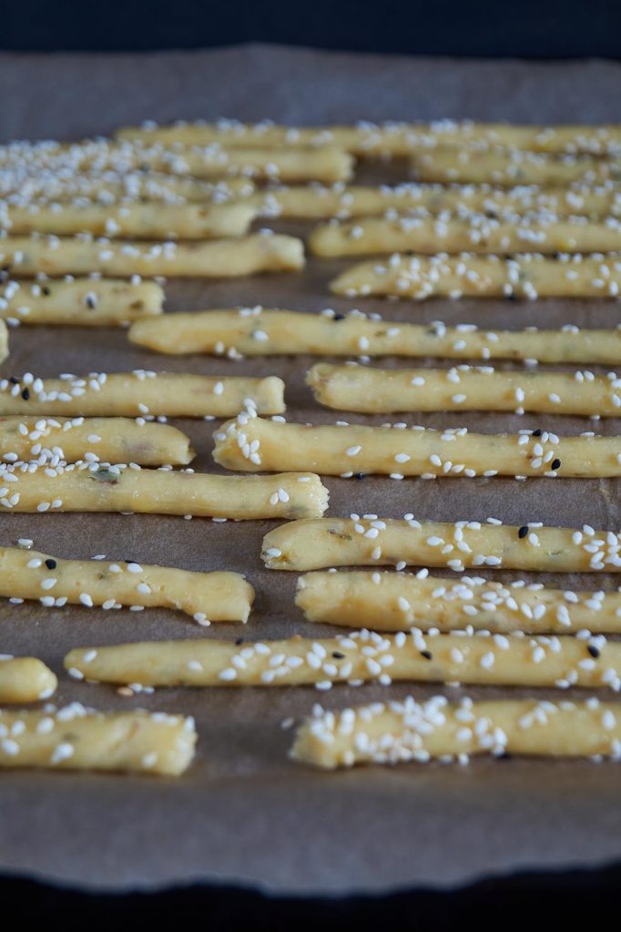 Knusprige Oregano Sesam Käsestangen - Crunchy Cheese Sticks with Oregano & Sesame - Rezept auf carointhekitchen.com