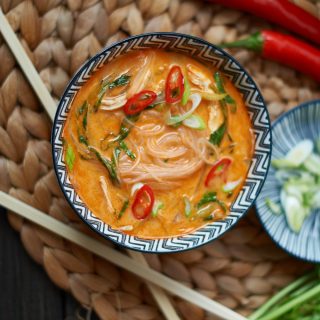 Rote Thai Curry Suppe mit Hähnchen und Pak Choi