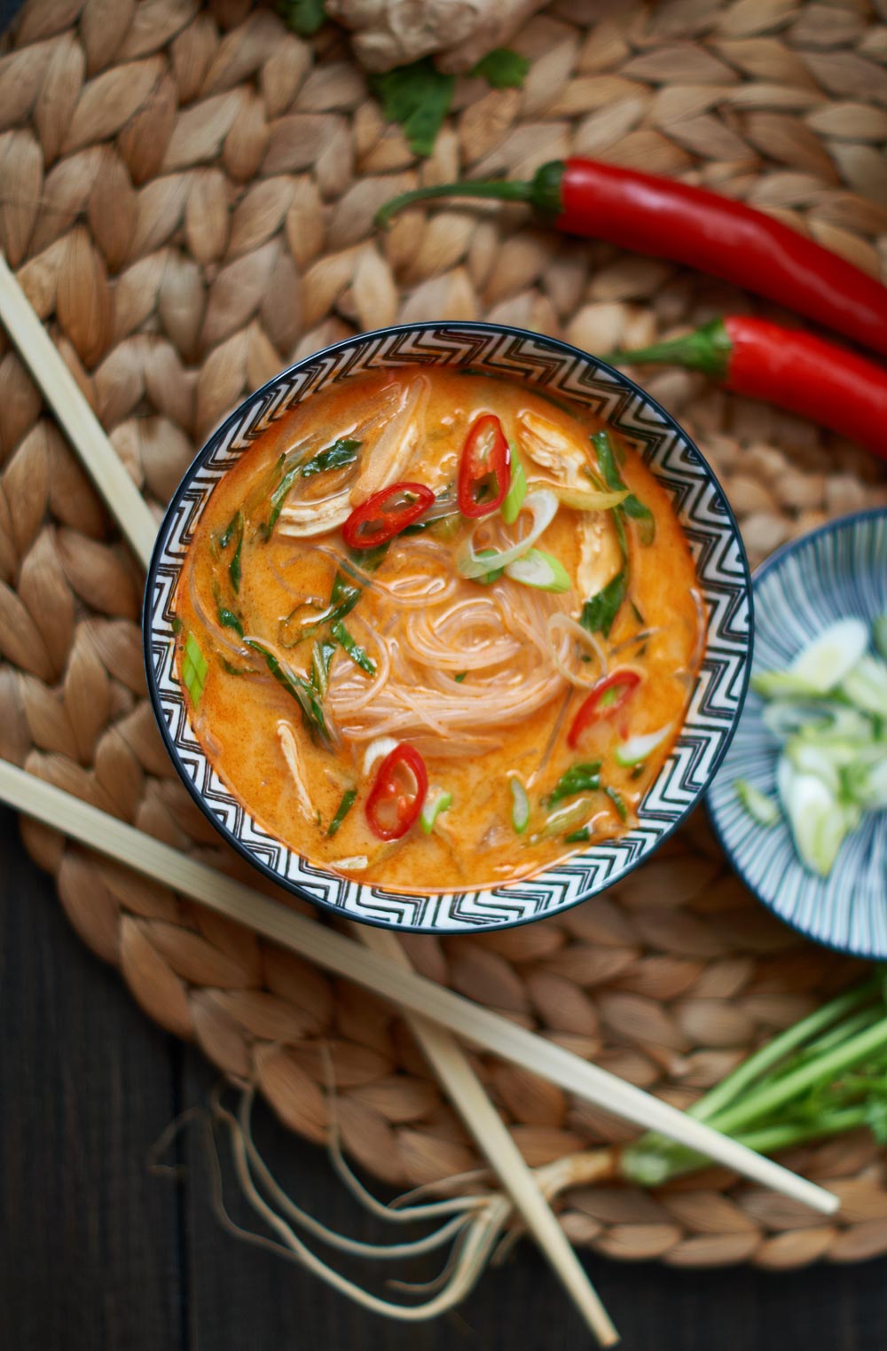 Rote Thai Curry Suppe mit gekochtem Hühnerfleisch und Pak Choi - Thai Red Curry Soup with cooked Chicken and fresh Pak Choi - Rezept auf carointhekitchen.com