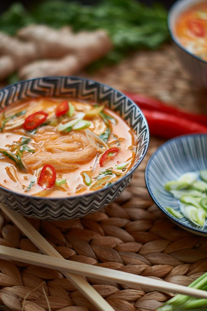 Rote Thai Curry Suppe mit gekochtem Hühnerfleisch und Pak Choi - Thai Red Curry Soup with cooked Chicken and fresh Pak Choi - Rezept auf carointhekitchen.com