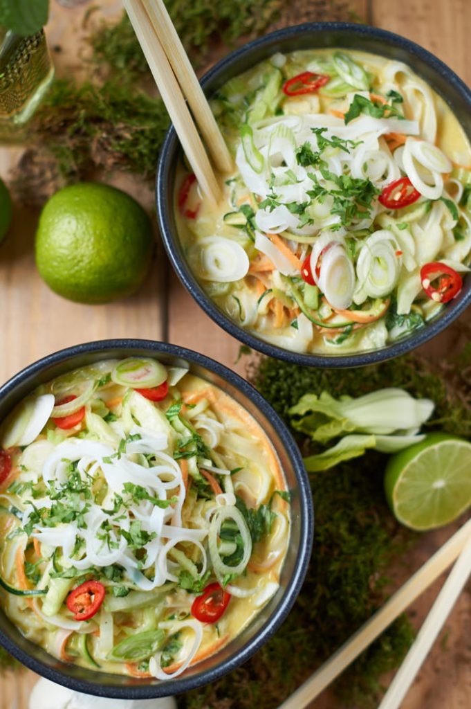 Grünes Thai Curry mit Zucchini Möhre und Pak Choi | Green Thai Curry with Zucchini, Carrots and Pak Choi | Rezept auf carointhekitchen.com | #thai# curry #recipe