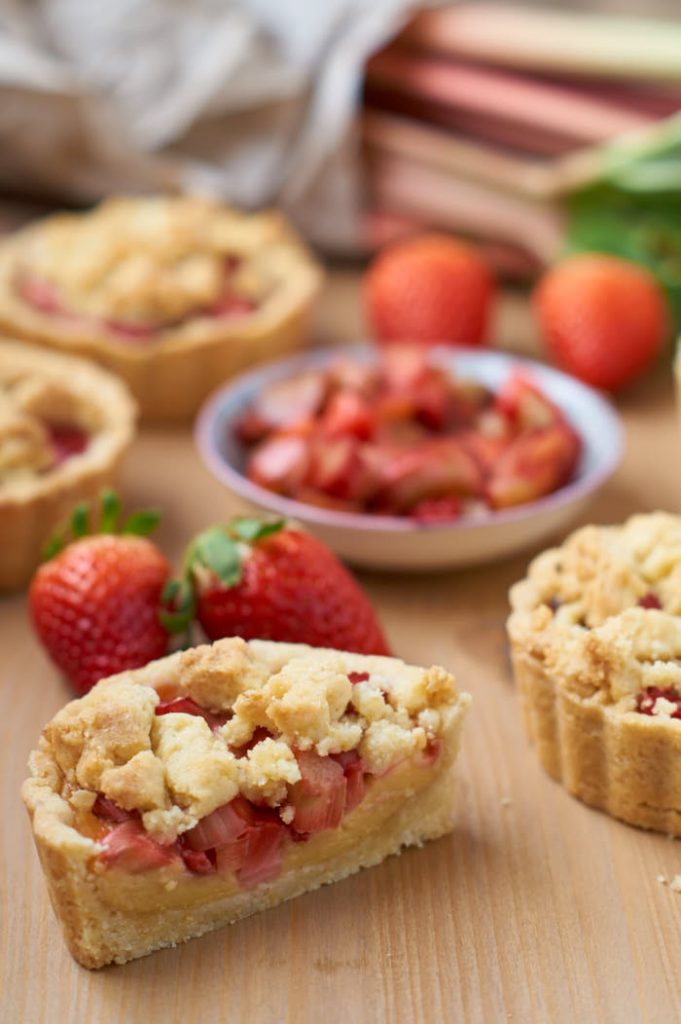 Rhabarber Erdbeer Streusel Tartelettes mit Puddingfüllung | Rhubarb Strawberry Tartelettes | Rezept auf carointhekitchen.com | #Erdbeer #Rhabarber #Streusel #Tartelettes #Küchlein #Kuchen #Rezept #rhubarb #strawberry #tarte #recipe