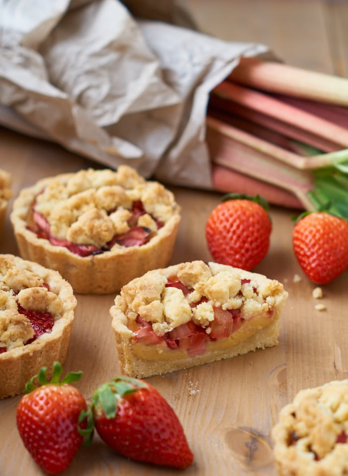 Rhabarber Erdbeer Streusel Tartelettes mit Puddingfüllung | Rhubarb Strawberry Tartelettes | Rezept auf carointhekitchen.com | #Erdbeer #Rhabarber #Streusel #Tartelettes #Küchlein #Kuchen #Rezept #rhubarb #strawberry #tarte #recipe