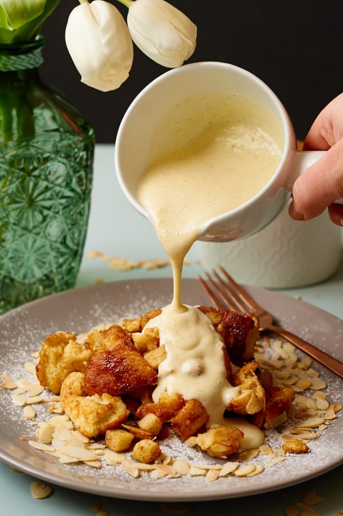 Fluffiger Apfelschmarrn mit warmer Vanillesauce | Fluffy Shredded Pancake with warm Vanilla Sauce | Rezept auf carointhekitchen.com | #Kaiserschmarrn #lecker #Österreich #kochen #backen
