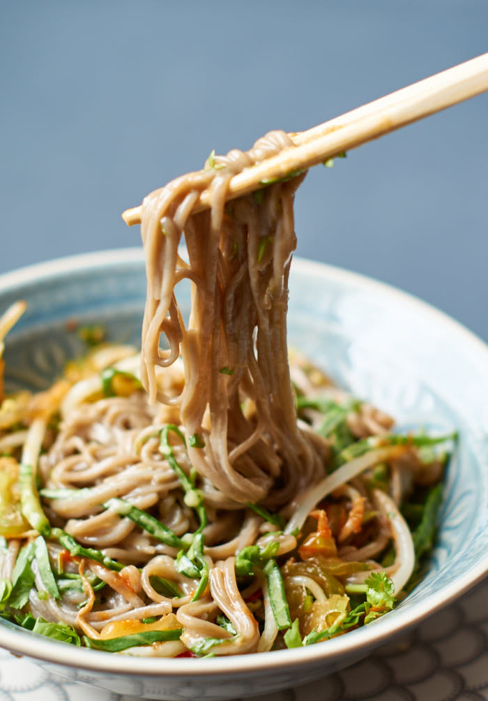 Marinierte Soba-Nudeln mit Pak Choi und Mungbohnen Sprossen | Marinated Soba Noodles with Pak Choi and Mung Bean Sprouts | Rezept auf carointhekitchen.com | #noodles #nudeln #soba #recipe
