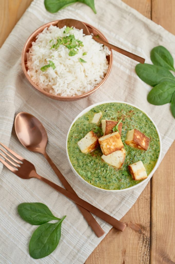Palak Paneer | indisches Curry mit Spinat und Paneer (indischer Frischkäse) | Indian Curry with Spinach and Paneer | Rezept auf carointhekitchen.com