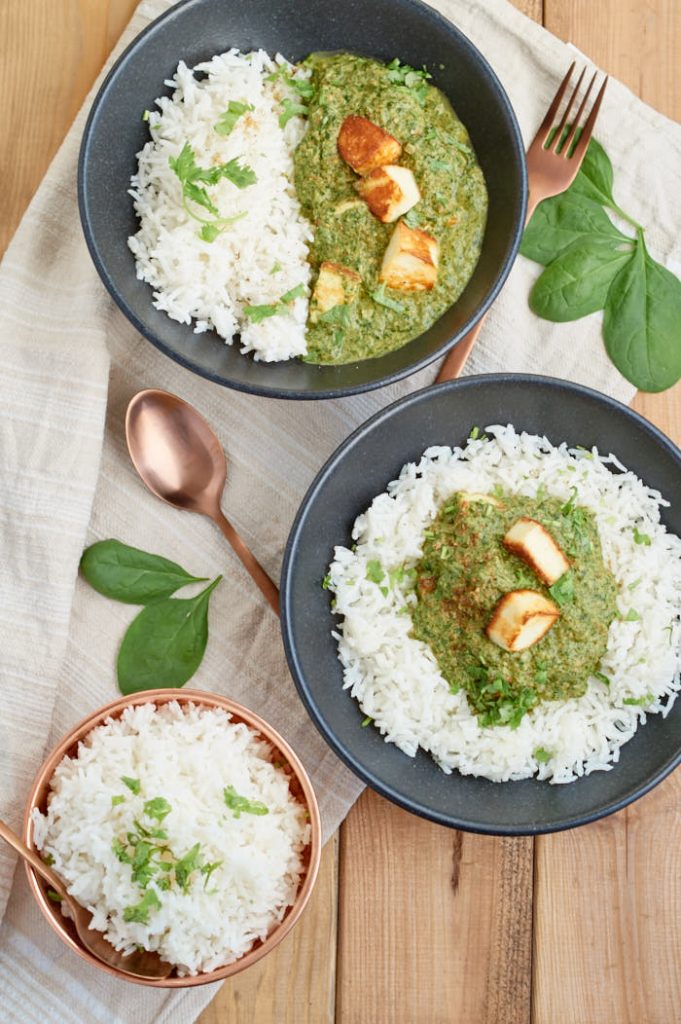 Palak Paneer | indisches Curry mit Spinat und Paneer (indischer Frischkäse) | Indian Curry with Spinach and Paneer | Rezept auf carointhekitchen.com