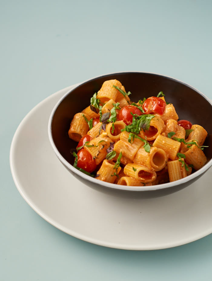 Pasta mit Kirschtomaten und Feta | Pasta with Cherry Tomatoes and Feta Cheese | Rezept auf carointhekitchen.com | #Nudeln #Noodles #fast #easy