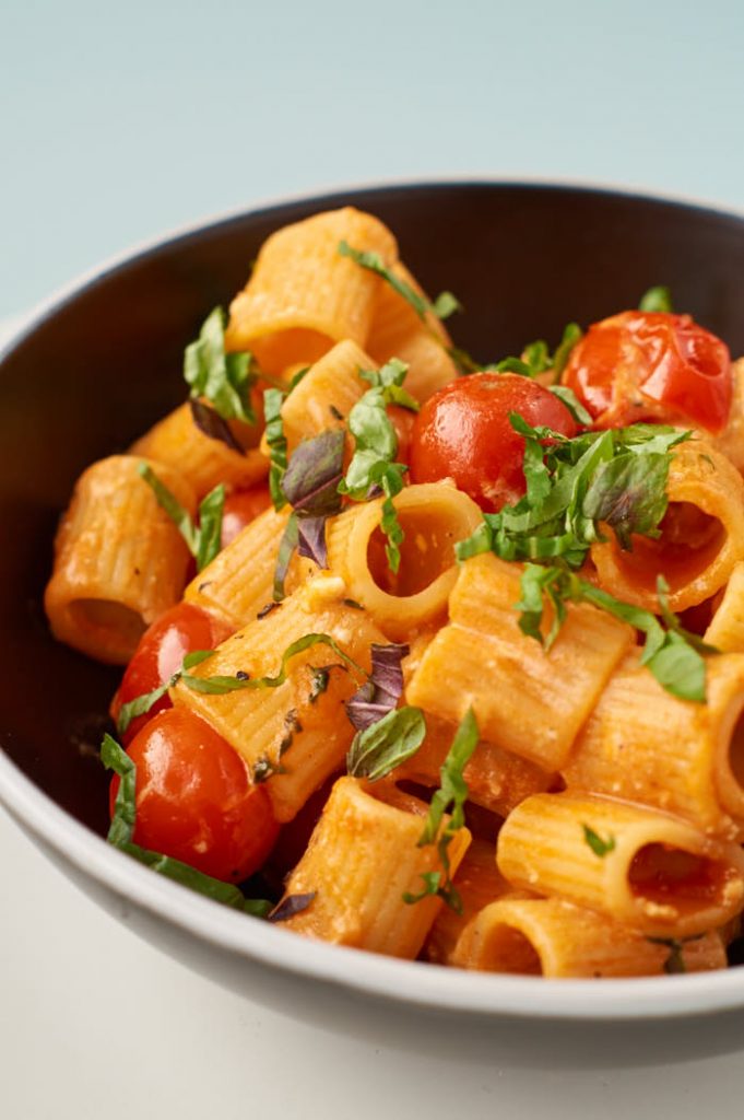 Pasta mit Kirschtomaten und Feta | Pasta with Cherry Tomatoes and Feta Cheese | Rezept auf carointhekitchen.com | #Nudeln #Noodles #fast #easy