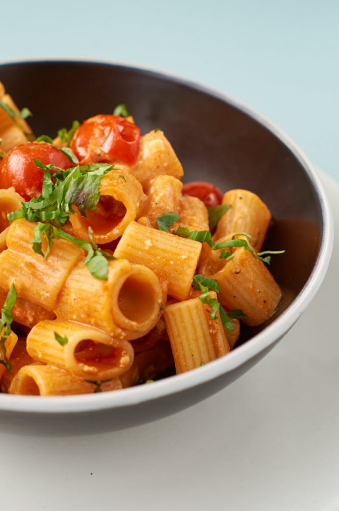 Pasta mit Kirschtomaten und Feta | Pasta with Cherry Tomatoes and Feta Cheese | Rezept auf carointhekitchen.com | #Nudeln #Noodles #fast #easy
