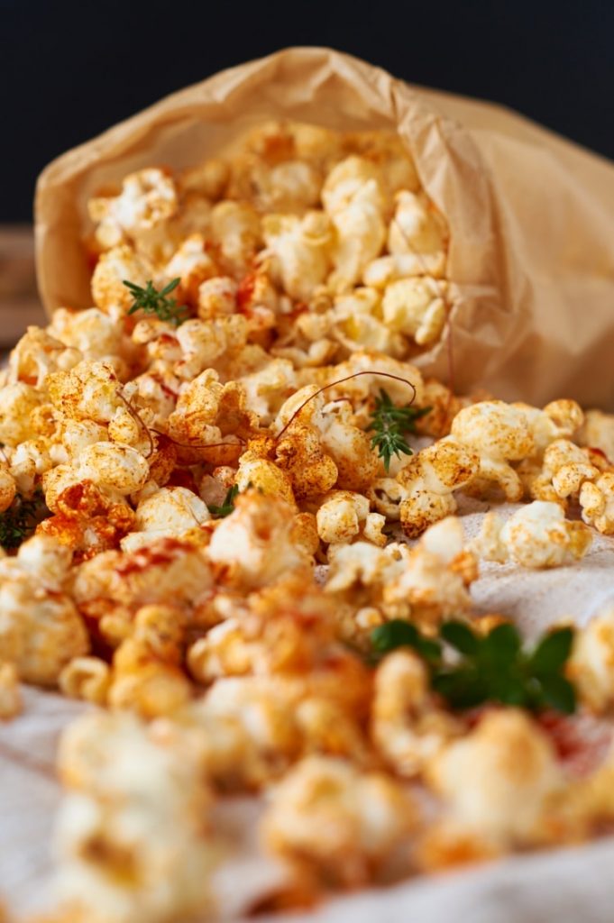 Paprika Thymian Popcorn - gewürztes Popcorn selbst herstellen | Red Pepper Thyme Popcorn | Rezept auf carointhekitchen.com | #snack #selfmade #recipe