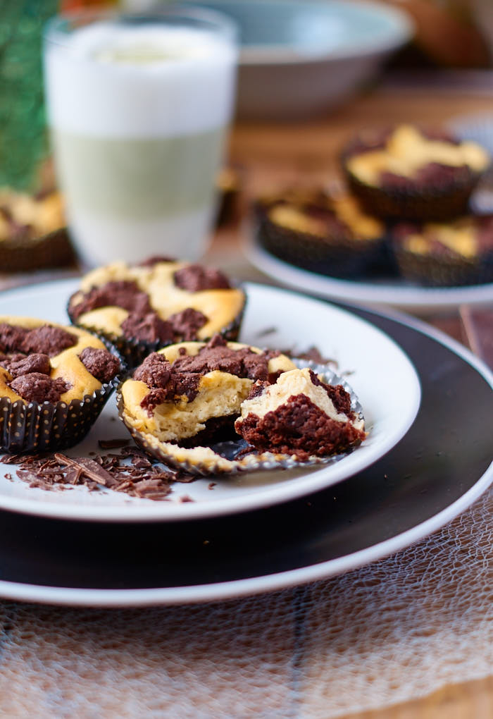Zupfkuchen Muffins | Chocolate Crumble Cheesecake | Rezept auf carointhekitchen.com | #muffins #cakes #chocolate #dessert #kuchen