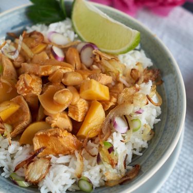 Massaman Curry mit Hühnchen, Kartoffeln und Erdnüssen