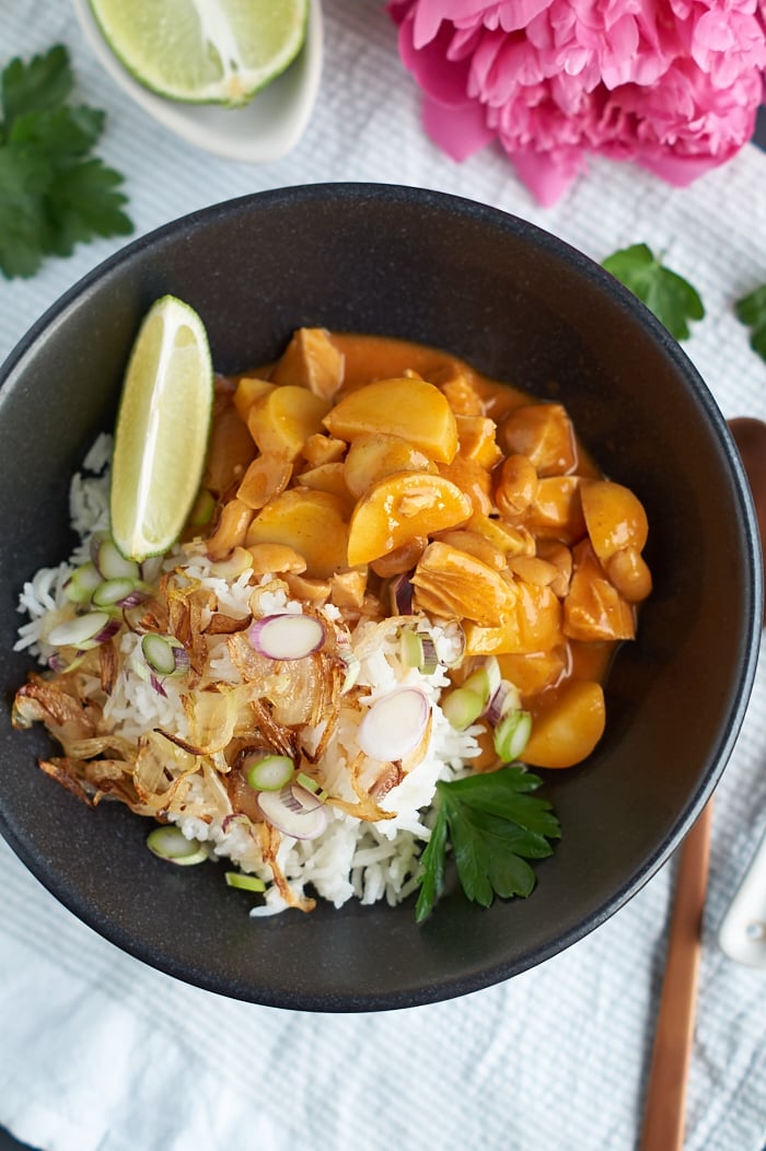 Thailändisches Massaman Curry mit Hühnchen, Kartoffeln und Erdnüssen | Massaman Thai Curry with Chicken, Potatoes and Peanuts | carointhekitchen.com | #recipe #curry #thai #food #easy #exotic