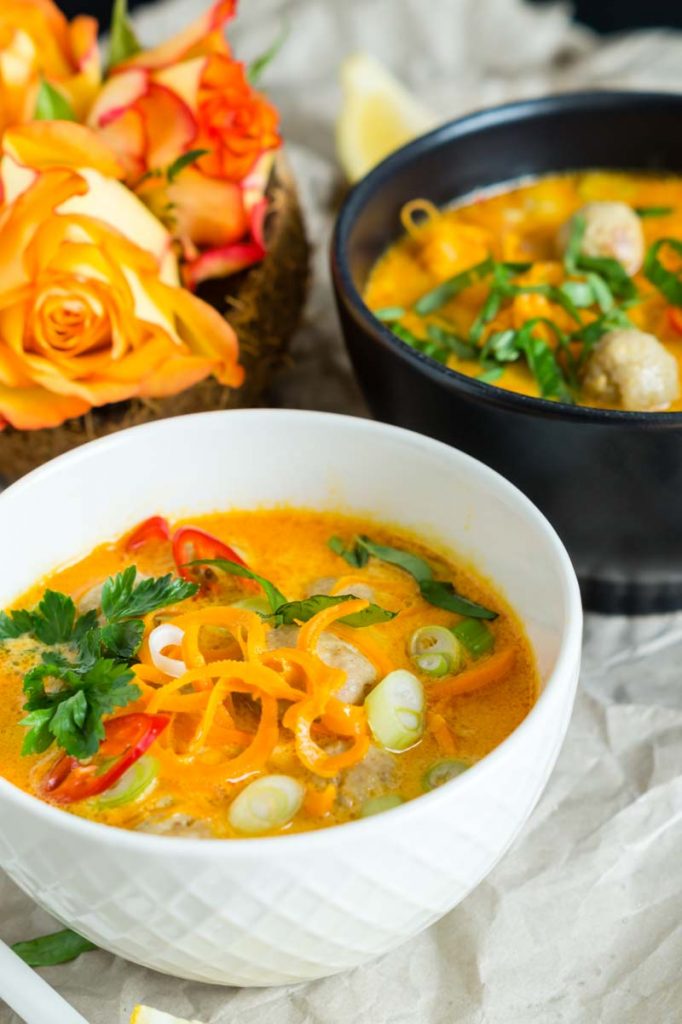 Gelbe Curry Suppe mit Bratwurstbällchen und Möhren-Nudeln {schnell & einfach} | Yellow Curry Soup with Meatballs and Carrot Noodels | Rezept auf carointhekitchen.com | #recipe #lecker #einfach #schnell #resteverwertung