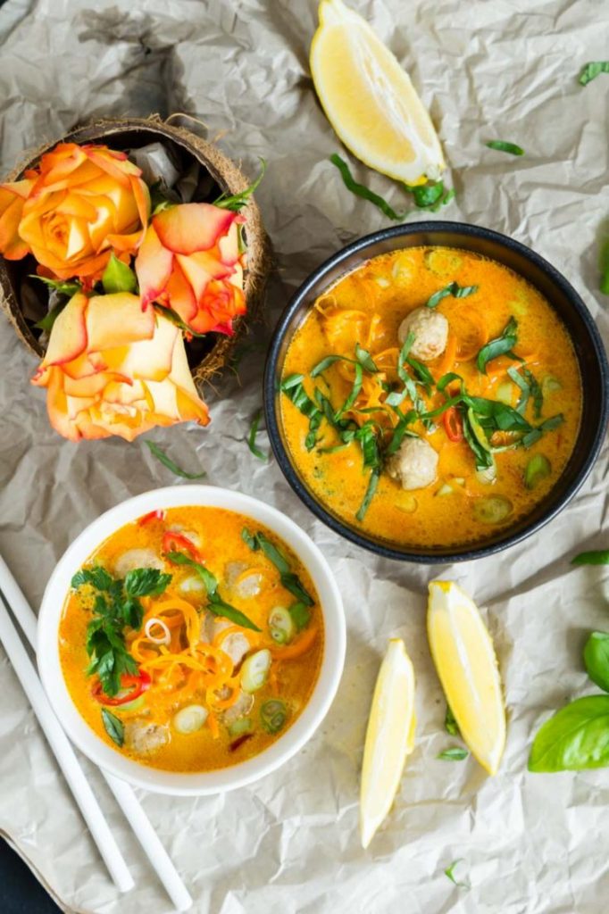 Gelbe Curry Suppe mit Bratwurstbällchen und Möhren-Nudeln {schnell ...