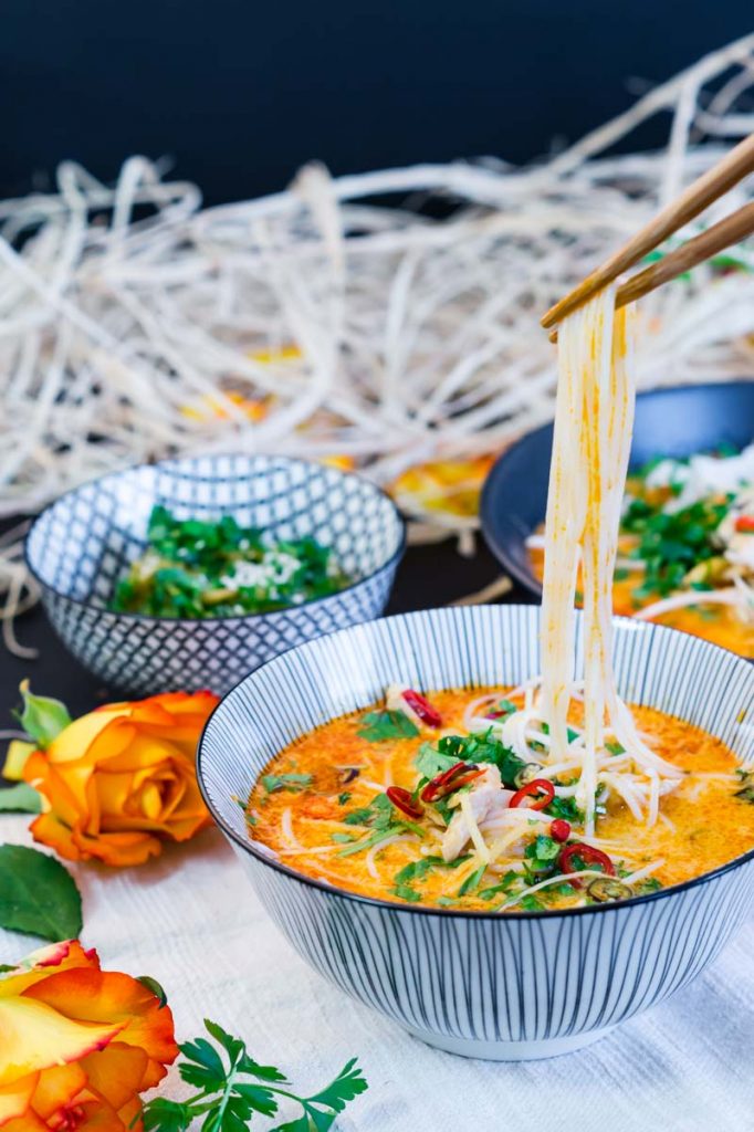 Rote Curry Nudelsuppe mit Sproßen und Hühnchen | schnell & einfach | Red Curry Noodle Soup with Sprouts and Chicken | Rezept auf carointhekitchen.com | #recipe #curry #soup #suppe