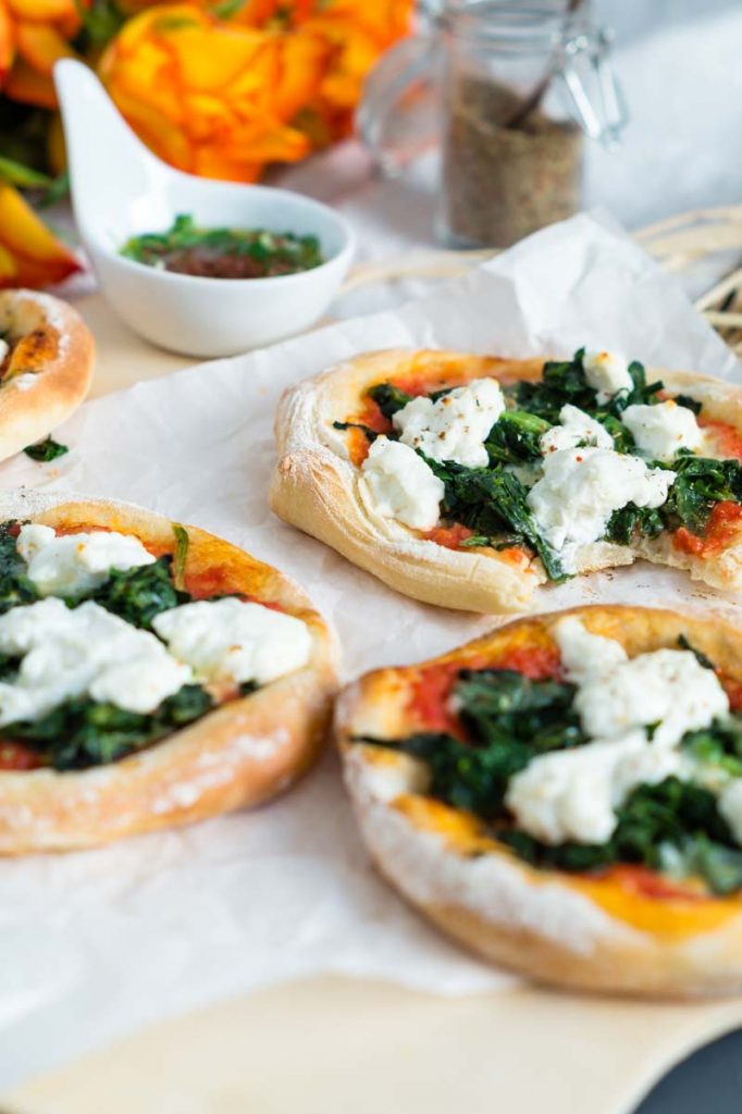 Spinat Ricotta Pizza im Miniformat - einfaches gelingsicheres Pizzateig Rezept | Rezept auf carointhekitchen.com | #recipe #pizza #dough #teig #hefeteig