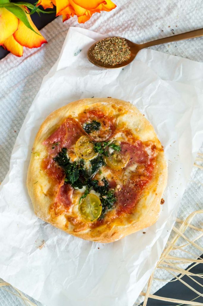 Spinat Ricotta Pizza - einfaches gelingsicheres Pizzateig Rezept | Rezept auf carointhekitchen.com | #recipe #pizza #dough #teig #hefeteig