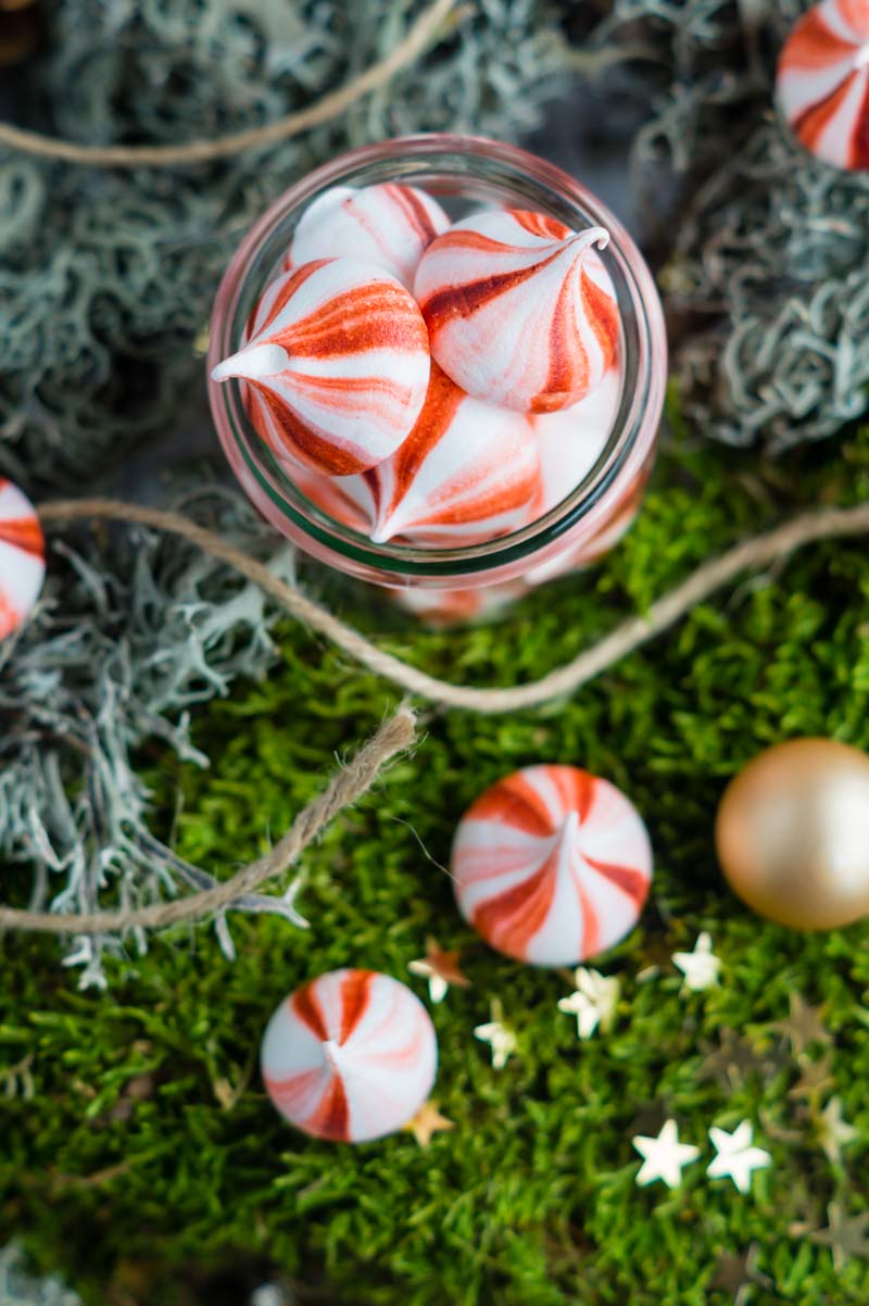 Gestreifte Pfefferminz Baiser | Striped Peppermint Meringue | Rezept auf carointhekitchen.com | #baiser #meringue #pfefferminz #peppermint #gift #chrismas #geschenk #weihnachten #einfach