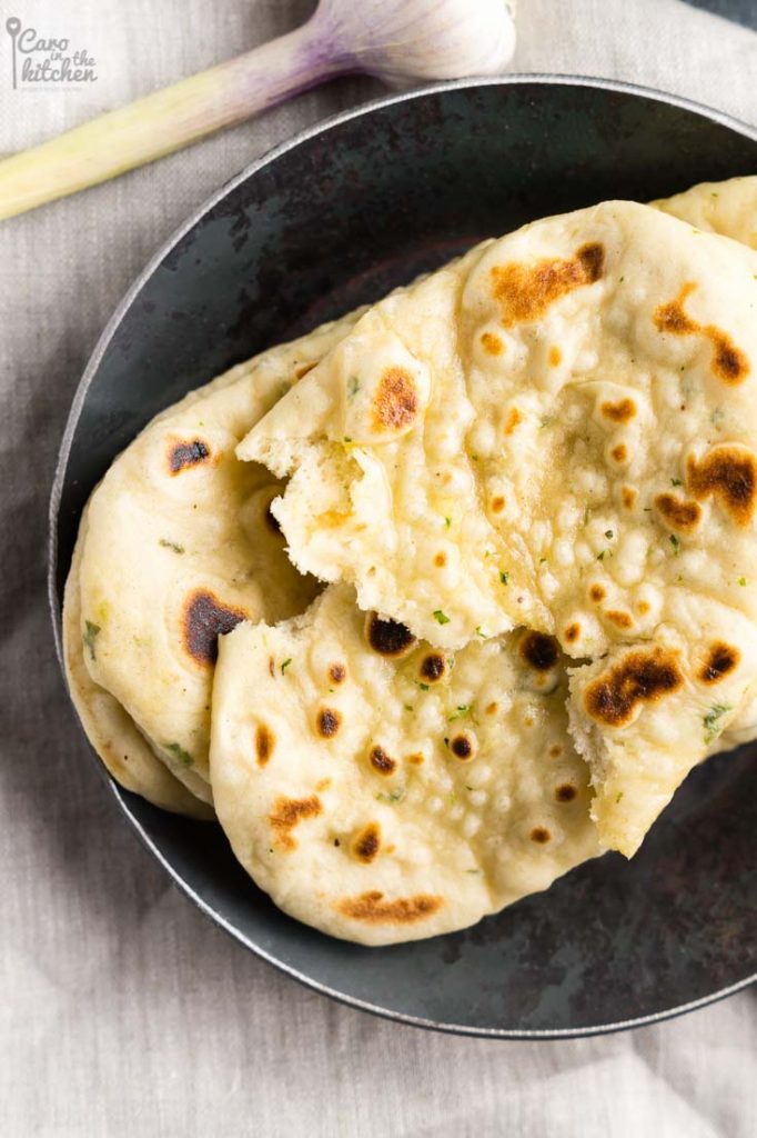 Koriander-Knoblauch-Naan | Auch ohne Gewürze backbar | Ohne Ei | Coriander-Garlic-Naan Bread | Rezept auf carointhekitchen.com | #recipe #vegetarian #vegetarisch #vegan #indian #naan #bread #indisches #brot