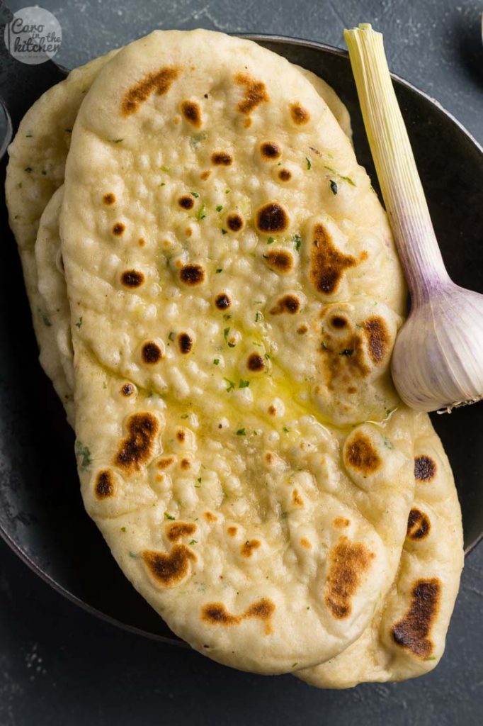 Koriander-Knoblauch-Naan | Auch ohne Gewürze backbar | Ohne Ei | Coriander-Garlic-Naan Bread | Rezept auf carointhekitchen.com | #recipe #vegetarian #vegetarisch #vegan #indian #naan #bread #indisches #brot