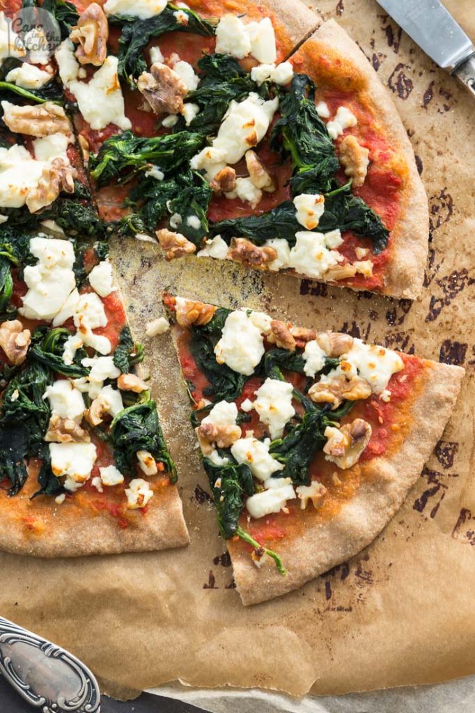 Pizza mit Spinat, Feta und Walnüssen auf einem Boden aus Weizen-Vollkorn-Mehl, gesund, lecker und kinderleicht nachzumachen | Whole Wheat Pizza with Spinach, Feta Cheese and Walnuts | #vegetarisch #vegetarian