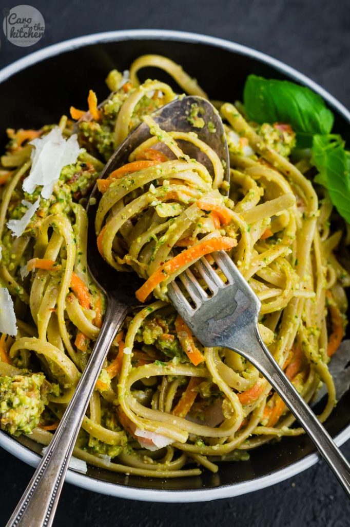 Pasta mit Möhren in Mandel-Pesto-Sauce | schnell & einfach | Rezept auf carointhekitchen.com | #vegetarisch #rezept #pasta #pesto #mandeln #tomaten