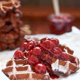 Waffeln mit Haferflocken und Kakao - Breakfast Waffles w/ Oats and Cacao | carointhekitchen.com