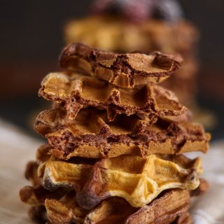 marmorierte Waffeln mit Dattel Karamell Sauce | Marbled Vanilla Chocolate Waffles with Date Caramel Sauce | Rezept auf carointhekitchen.com | #waffel #waffles #date #caramel #rezept #recipe