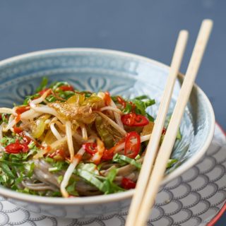 Marinierte Soba-Nudeln mit Pak Choi und Mungbohnen Sprossen | Marinated Soba Noodles with Pak Choi and Mung Bean Sprouts | Rezept auf carointhekitchen.com | #noodles #nudeln #soba #recipe