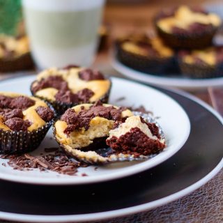 Zupfkuchen Muffins | Chocolate Crumble Cheesecake | Rezept auf carointhekitchen.com | #muffins #cakes #chocolate #dessert #kuchen