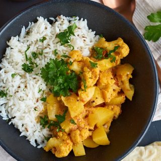 Rezept für Aloo Gobi Masala - ein indisches Curry mit Kartoffeln und Blumenkohl | Indian Potato Cauliflower Curry | carointhekitchen.com | #kartoffel #blumenkohl #curry #indisch #einfach #recipe #rezept