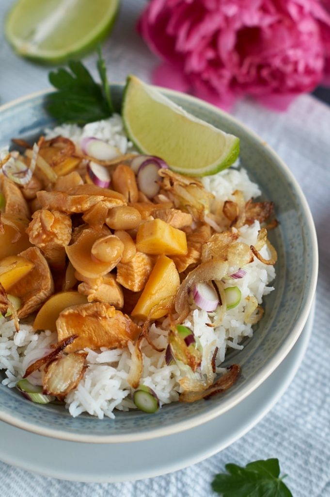 Massaman Curry mit Hühnchen, Kartoffeln und Erdnüssen | Caro in the Kitchen