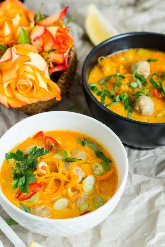 Gelbe Curry Suppe mit Bratwurstbällchen | Caro in the Kitchen