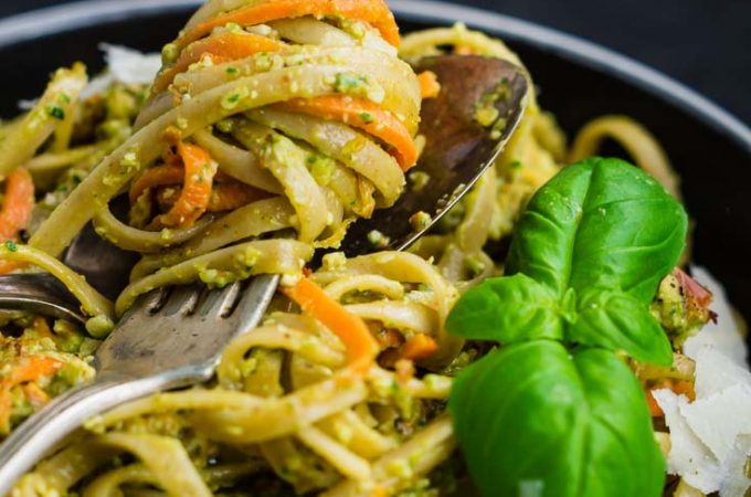 Pasta mit Möhren in Mandel-Pesto-Sauce | schnell & einfach | Rezept auf carointhekitchen.com | #vegetarisch #rezept #pasta #pesto #mandeln #tomaten
